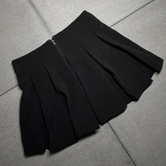 Brand new WINDSOR Black Pleated Skirt with Leather Accents - Picture 2 of 2